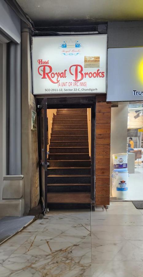 Hotel Royal Brooks Chandīgarh Екстериор снимка
